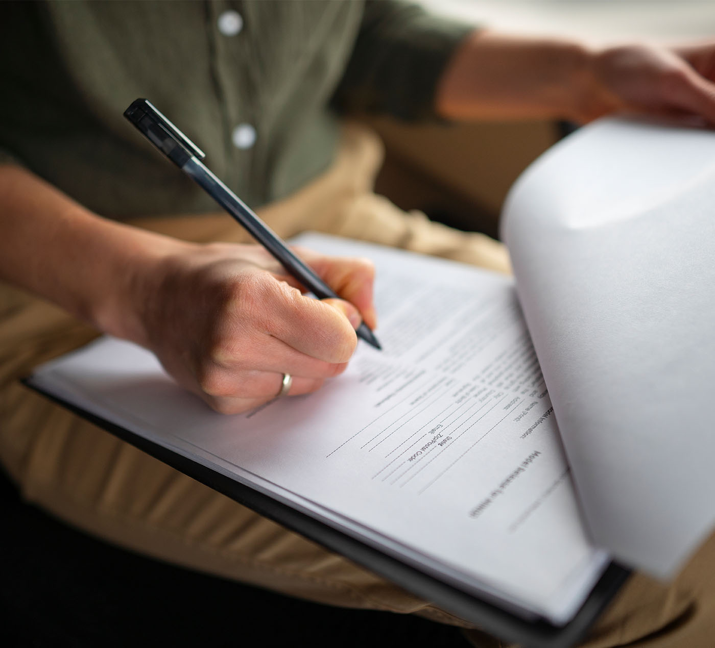 Persona realizando trámites en el proceso funerario.