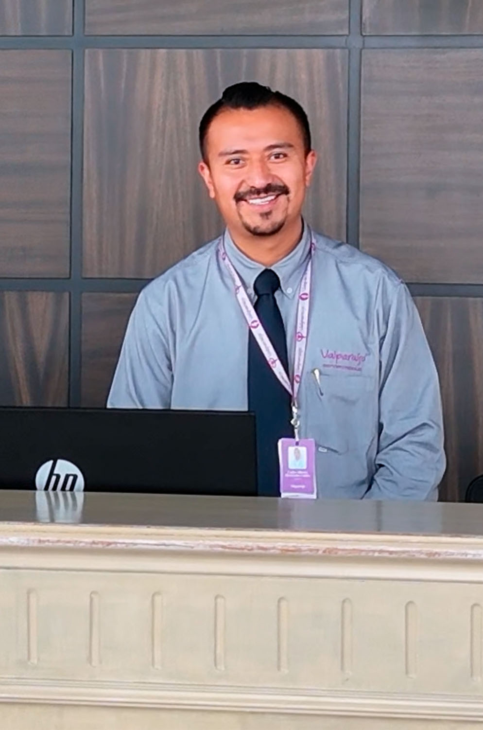 Integrante masculino del equipo de trabajo de la funeraria Valparaíso, su vestimenta es camisa,corbata y pantalon formales.