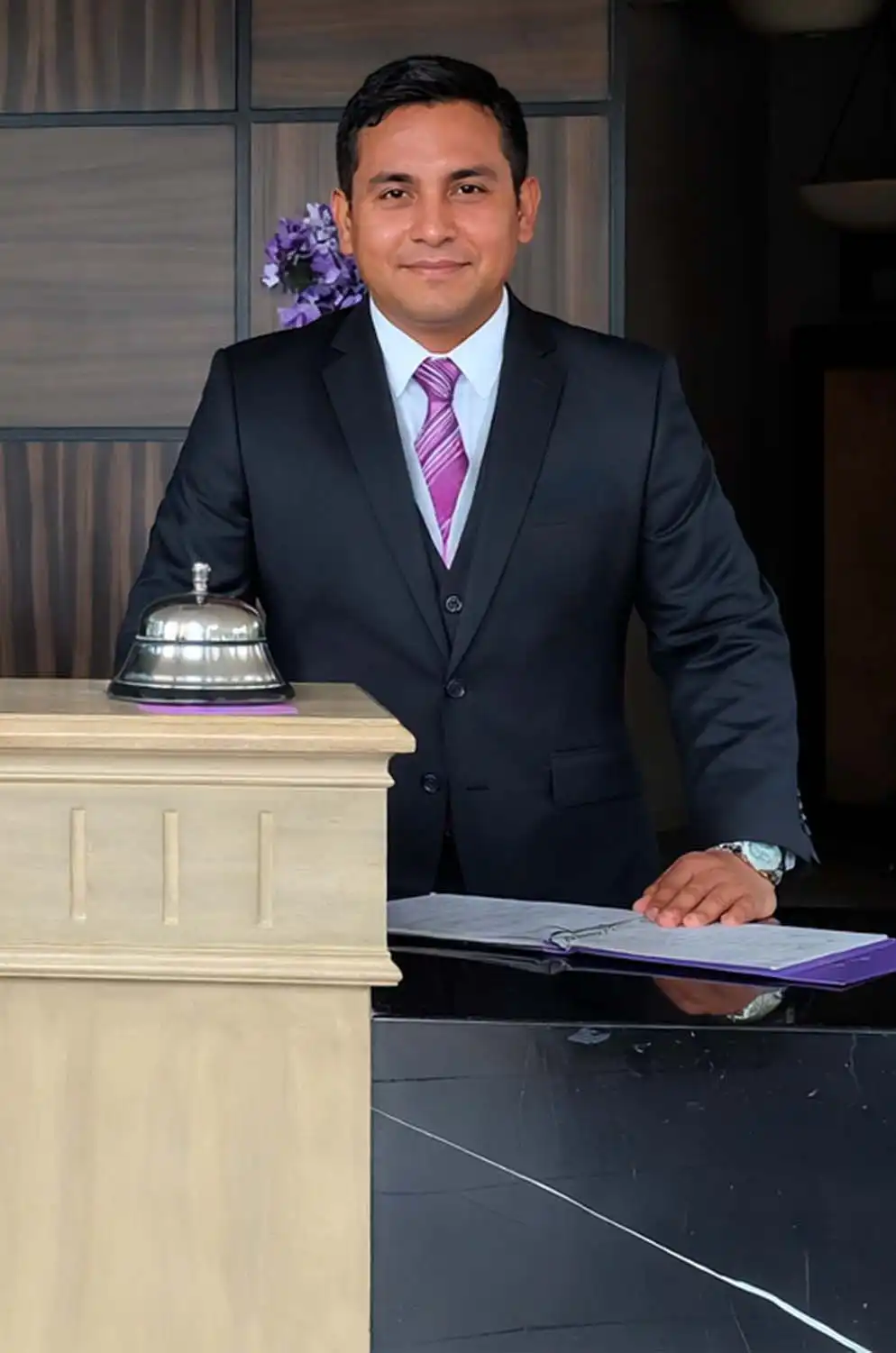 Integrante masculino del equipo de trabajo de la funeraria Valparaíso, su vestimenta es camisa,corbata y pantalon formales.