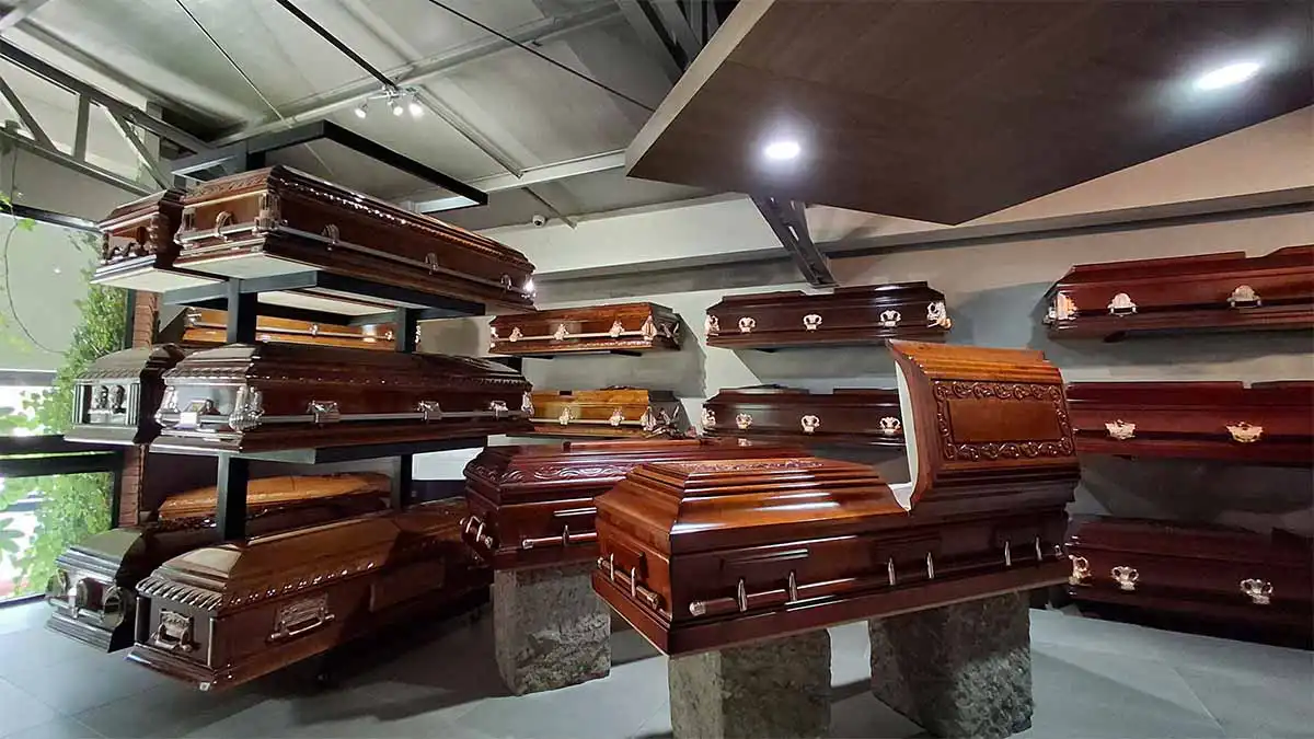 Ataúdes de madera para servicios funerarios en la zona de Toluca y Estado de México.