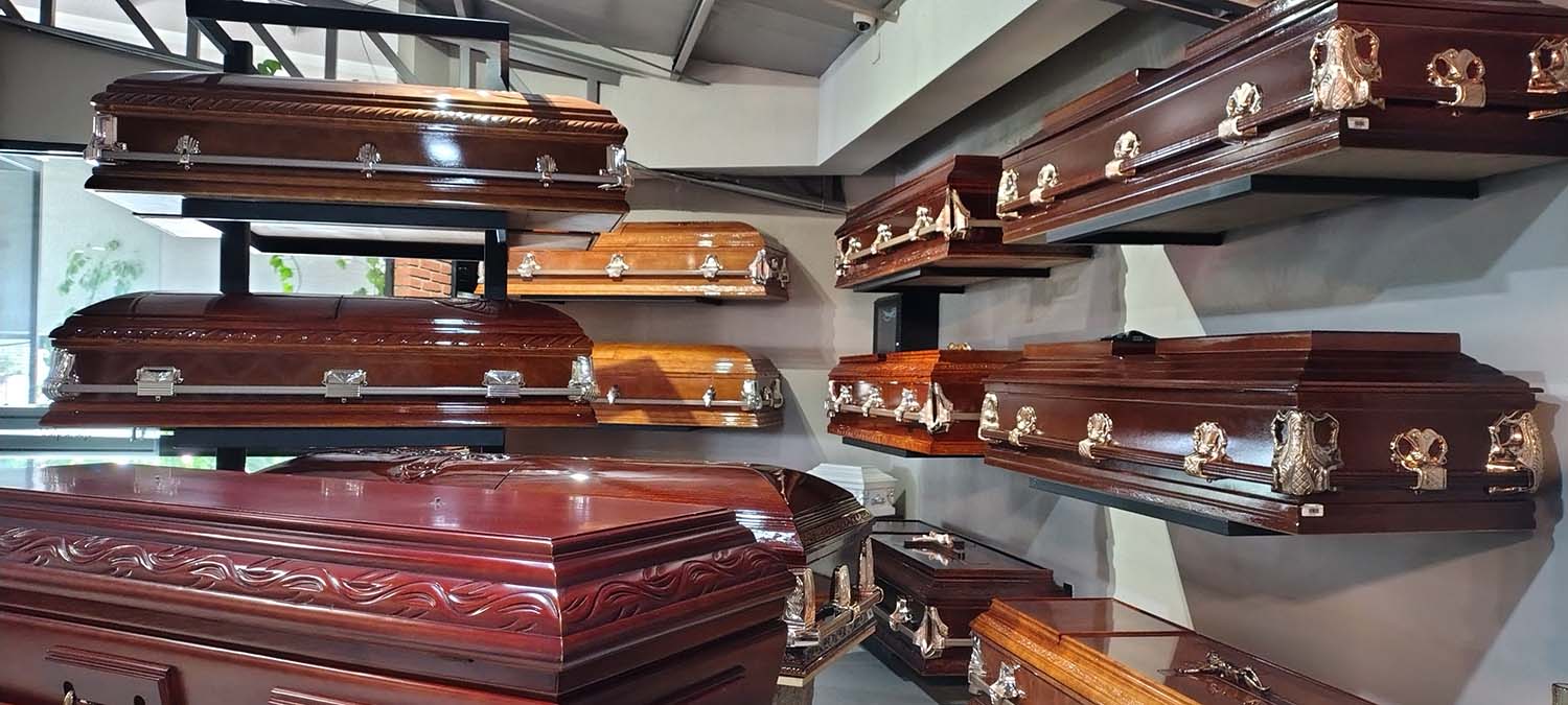 Ataúdes de madera para servicios funerarios en la zona de Toluca y Estado de México.