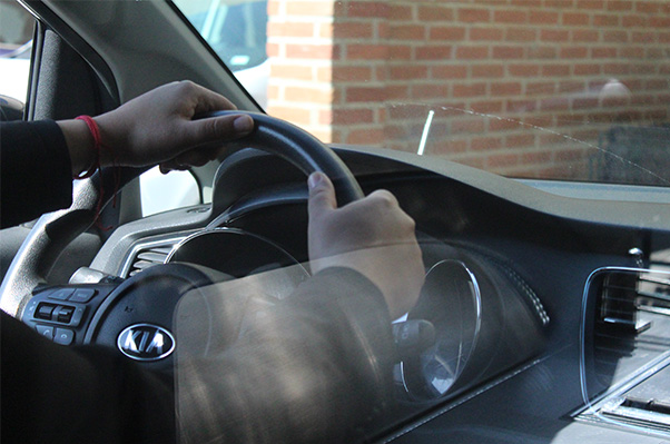 Conductor de carroza fúnebre ofreciendo traslado profesional.