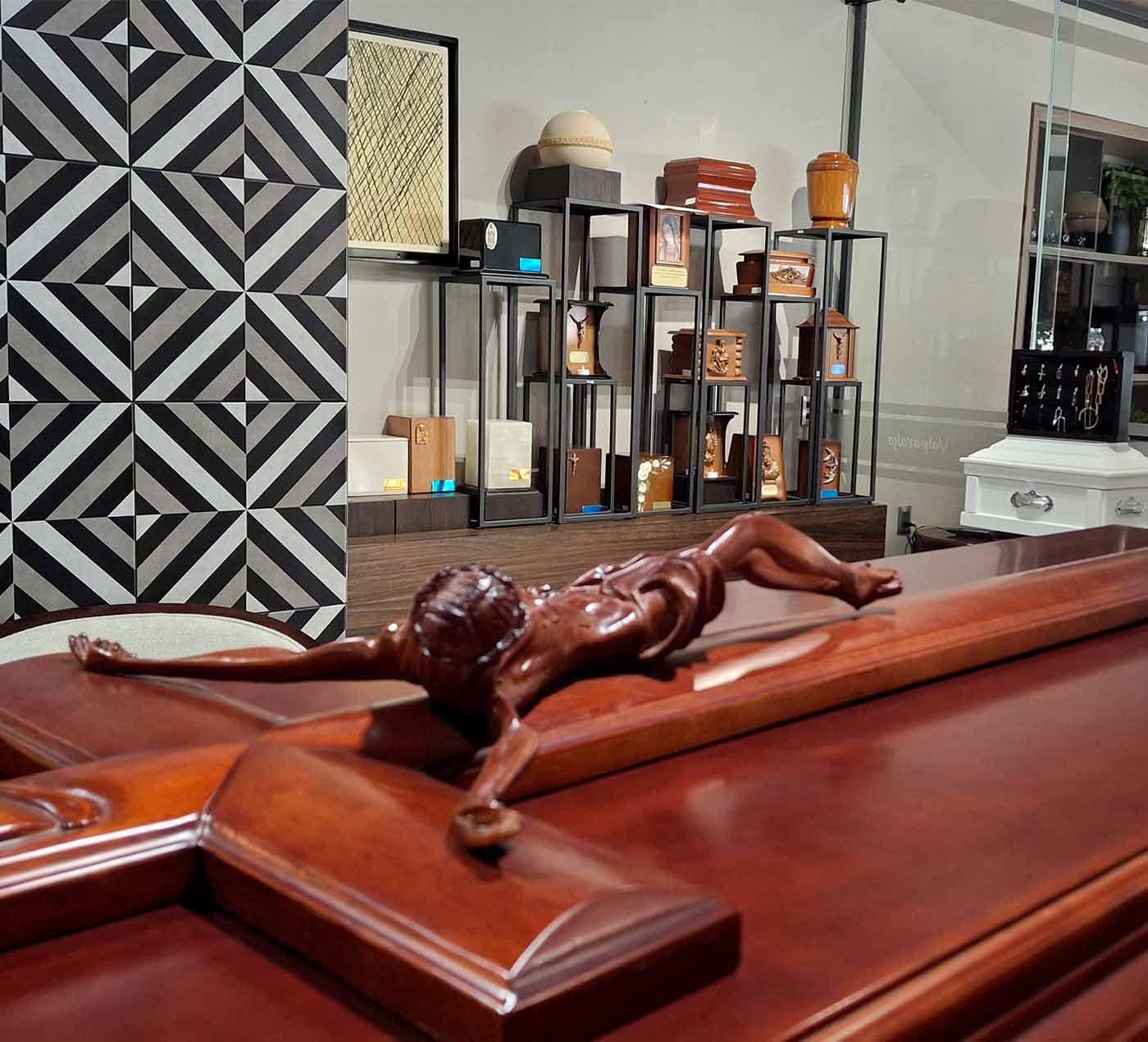 Instalaciones de la funeraria Valparaíso donde se encuentran las urnas y ataúdes para los servicios funerarios.