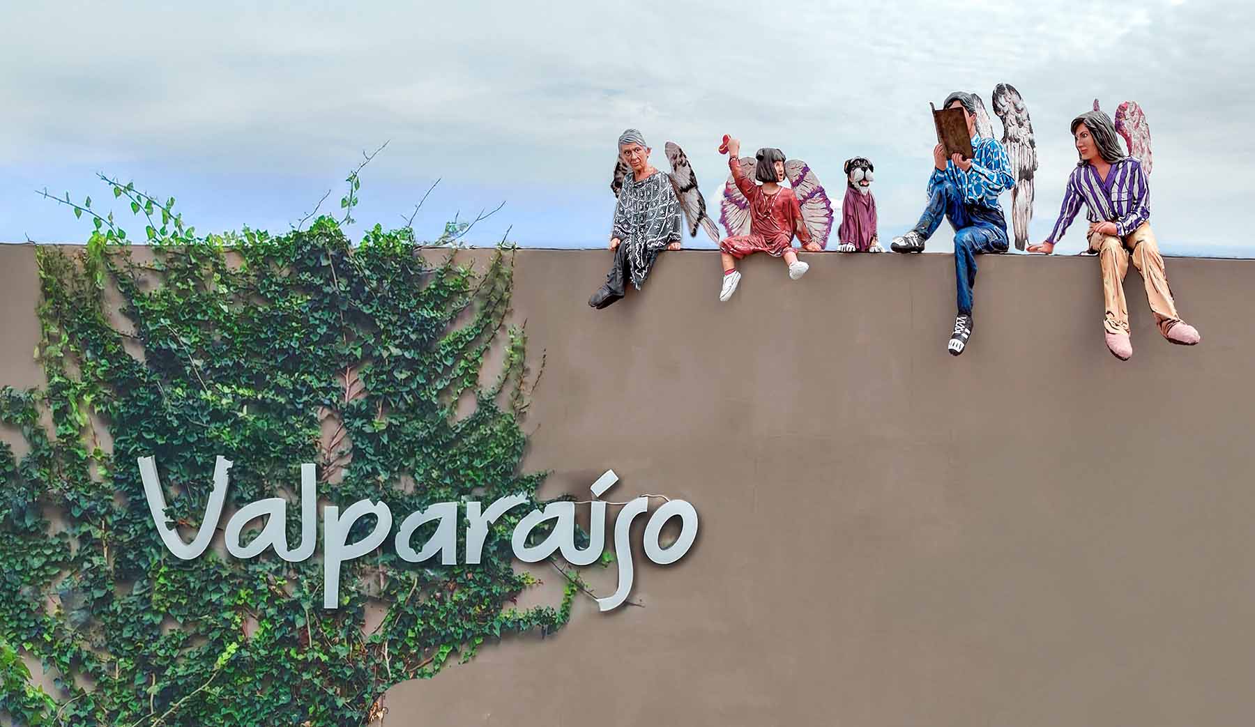 Esculturas situadas en la parte superior de la fachada de Valparaíso Servicios Funerales; las esculturas son una familia, la cual está conformada por la madre, padre, hija, abuela y su mascota, que es un perro.