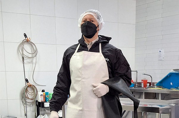 Especialista en tanatopraxia brindando cuidado y respeto al cuerpo.