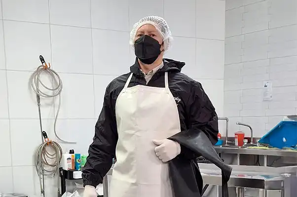 Especialista en tanatopraxia brindando cuidado y respeto al cuerpo.