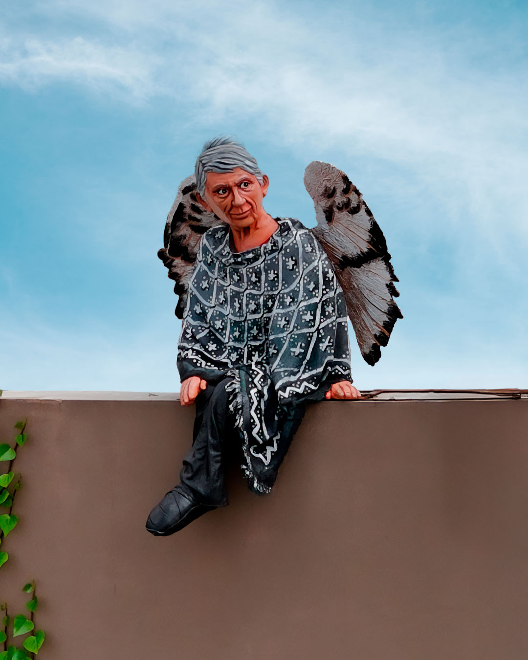 Escultura de una abuelita con rasgos mexicanos y alas de ángel, la cual fue usada para decorar la fachada de Valparaíso Servicios Funerarios.
