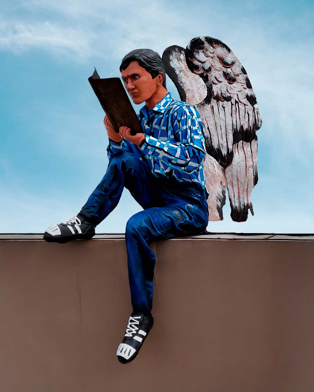 Escultura de un hombre adulto con rasgos mexicanos y alas de ángel, la cual fue usada para decorar la fachada de Valparaíso Servicios Funerarios.