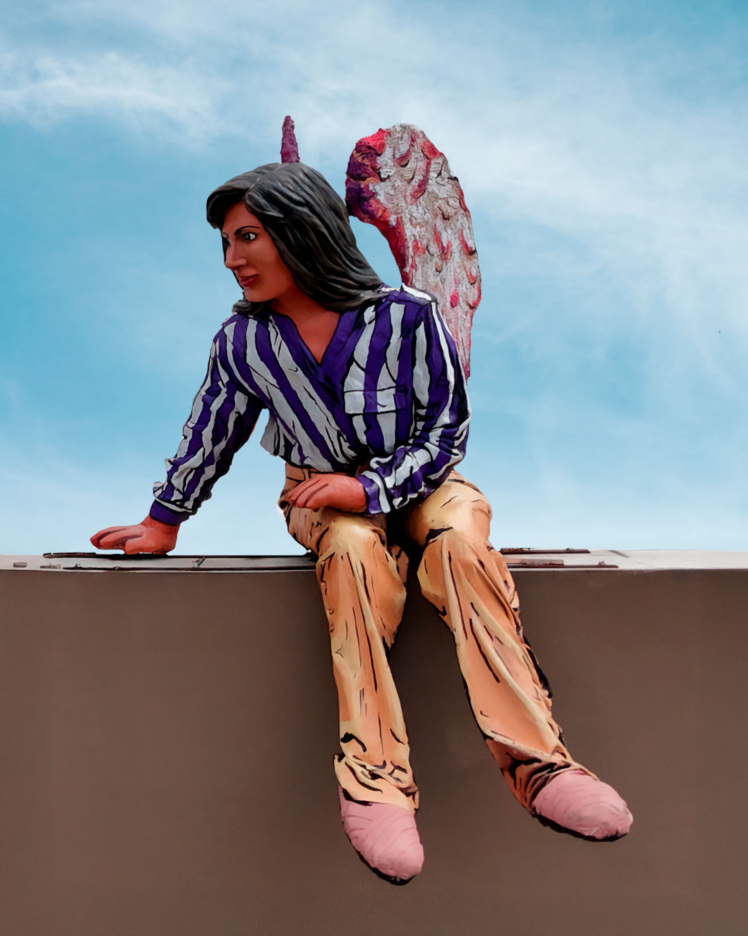 Escultura de una mujer adulta con rasgos mexicanos y alas de ángel, la cual fue usada para decorar la fachada de Valparaíso Servicios Funerarios.