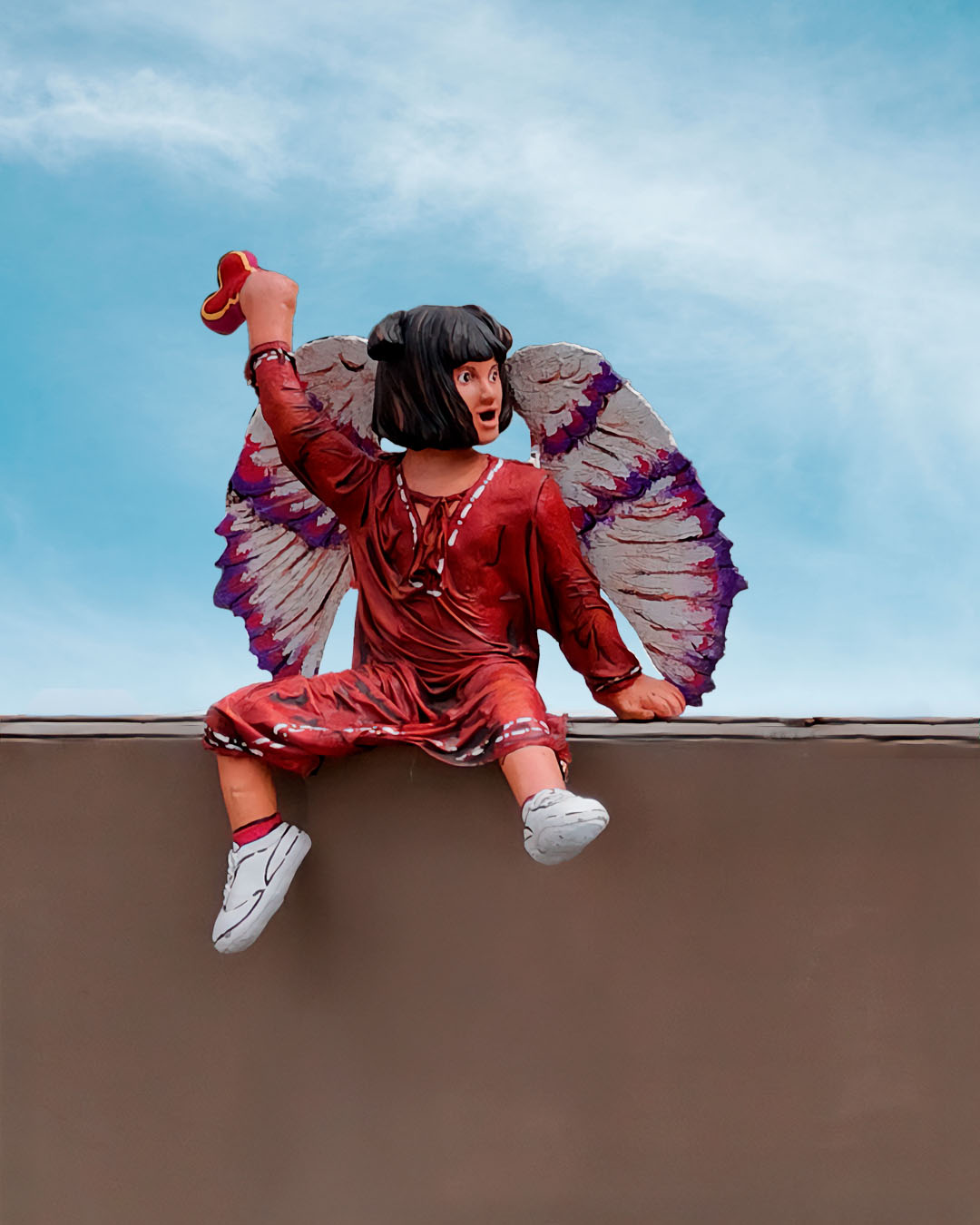 Escultura de una niña con rasgos mexicanos y alas de ángel, la cual fue usada para decorar la fachada de Valparaíso Servicios Funerarios.