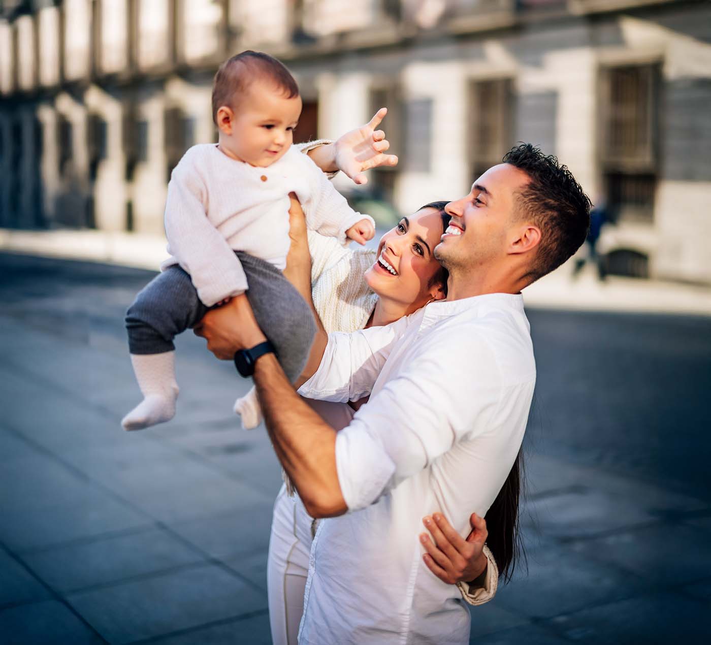 Familia en un entorno natural, de tres integrantes padres e hija.