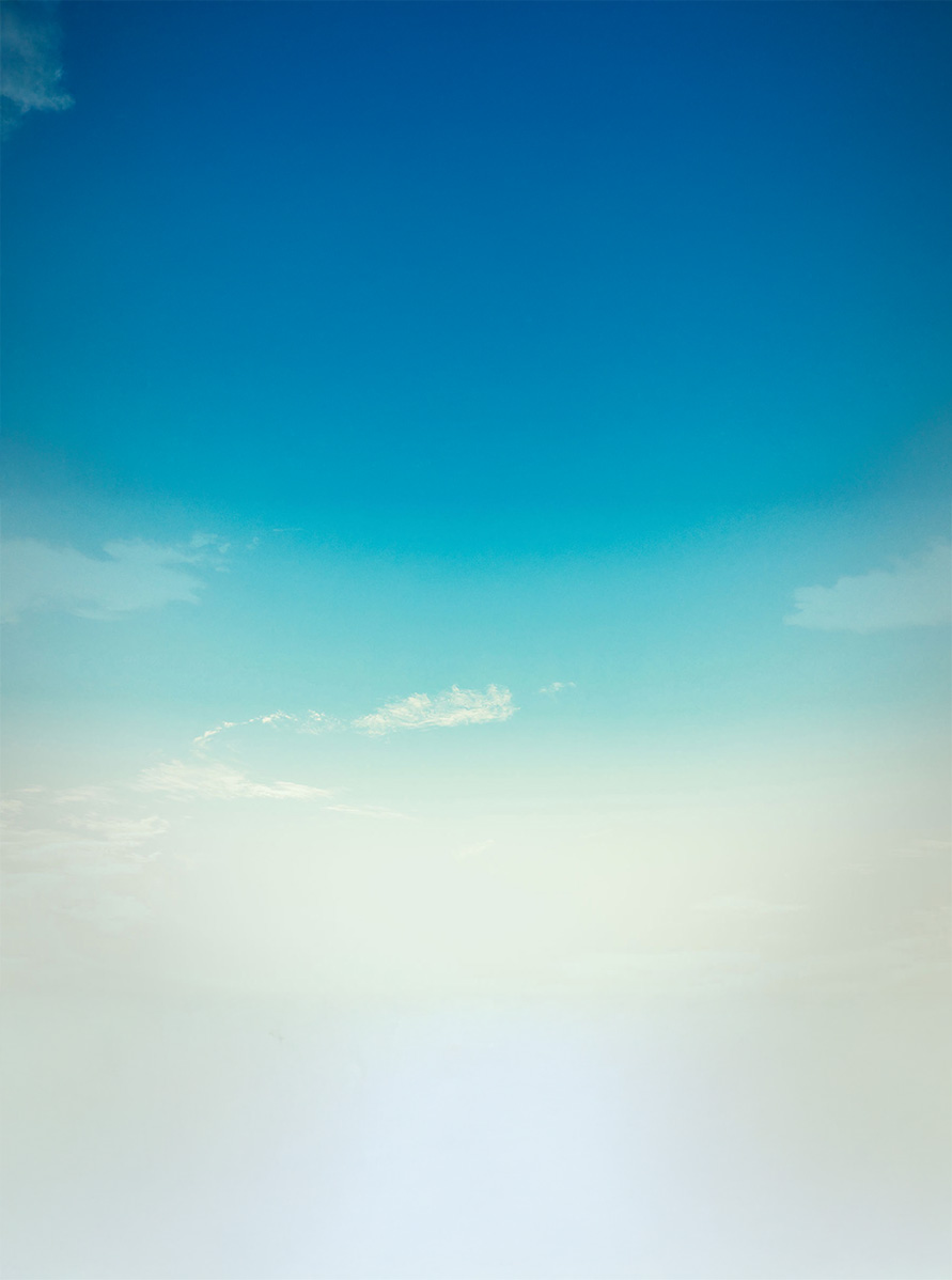 Cielo azul que se va degradando a tonos blancos algunas nubes blancas.
