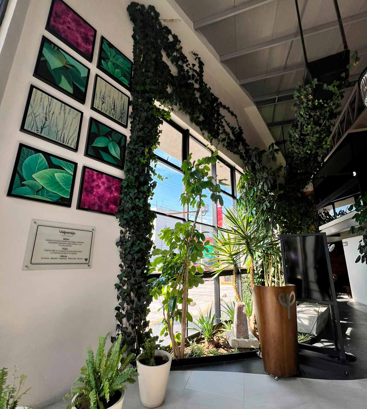 Interior de la funeraria Valparaíso, el estilo esta enfocado en la naturaleza