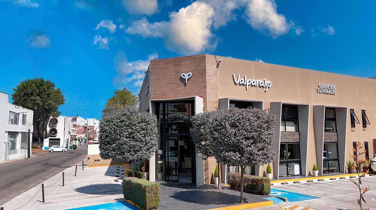 Fachada de Funeraria Valparaíso en Toluca con acceso principal y diseño moderno.