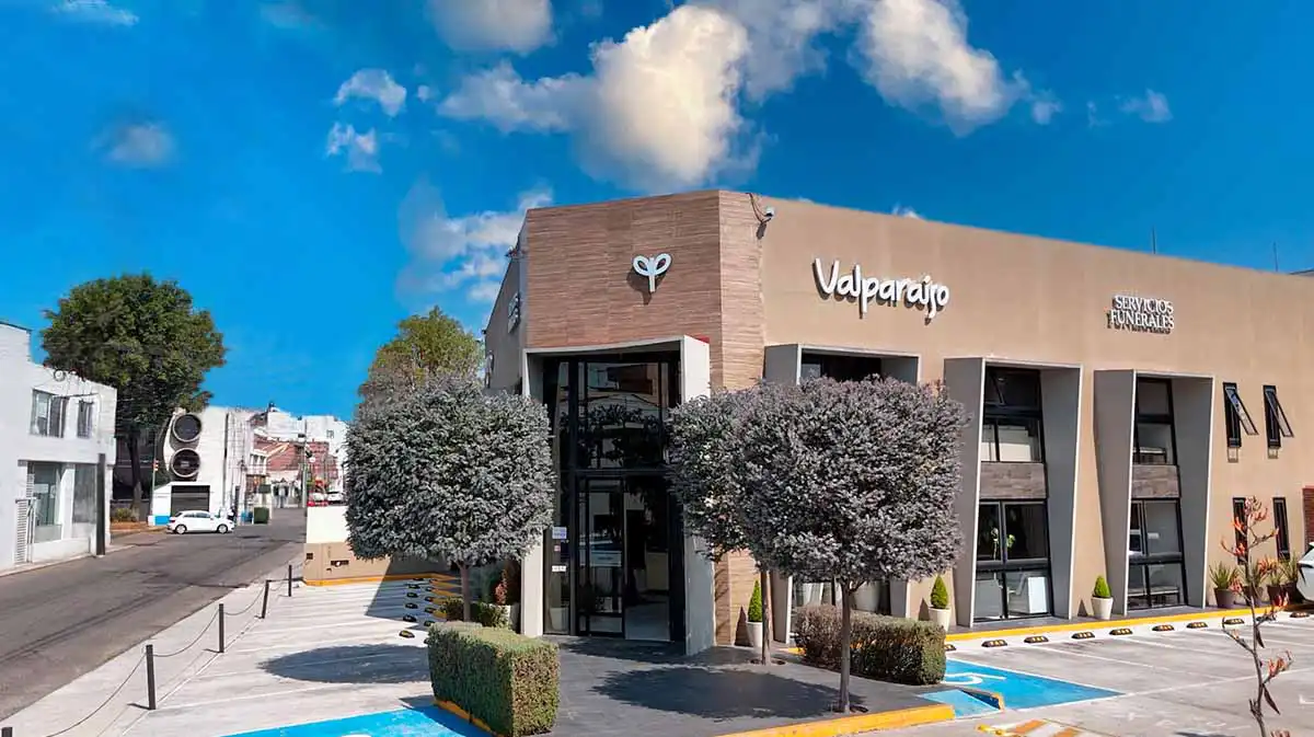 Fachada de Funeraria Valparaíso en Toluca con acceso principal y diseño moderno.