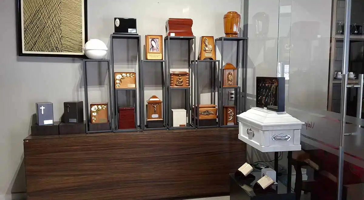 Urnas conmemorativas disponibles en funeraria en Toluca para homenajes personalizados.