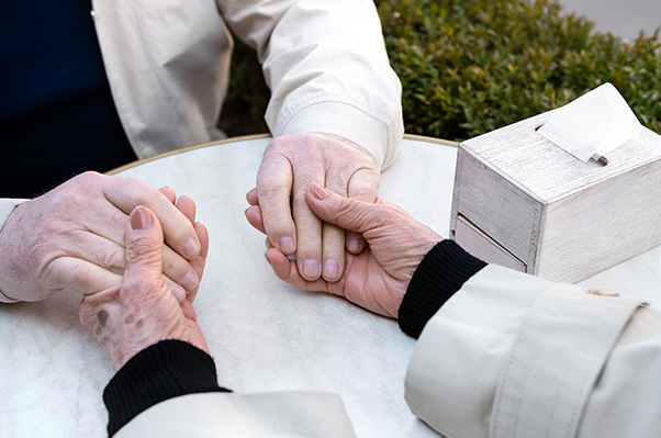 Acompañamiento emocional durante el proceso de despedida de un ser querido