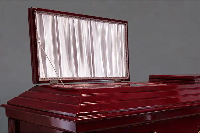 Detalle del interior de un ataúd para servicios funerarios, el interior esta echo de tela de color blanco.
