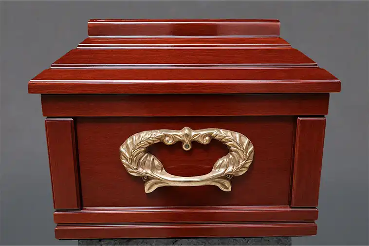 Detalle de las asas de metal de un ataúd utilizado para servicios funerarios.
