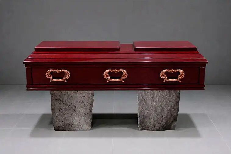 Ataúd de madera para servicios funerarios y homenajes de despedida en la Funeraria Valparaíso ubicada en Toluca.
