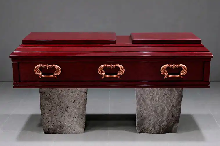 Ataúd de madera para servicios funerarios y homenajes de despedida en la Funeraria Valparaíso ubicada en Toluca.