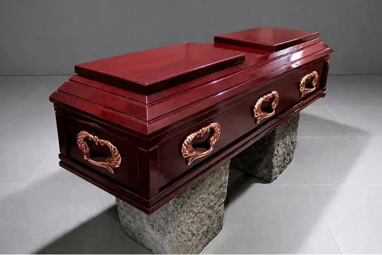 Ataúd de madera de lujo con asas de metal, usados para homenajes de despedida en la Funeraria Valparaíso ubicada en Toluca, Estado de México.