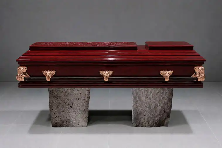 Ataúd de madera de lujo con asas de metal.