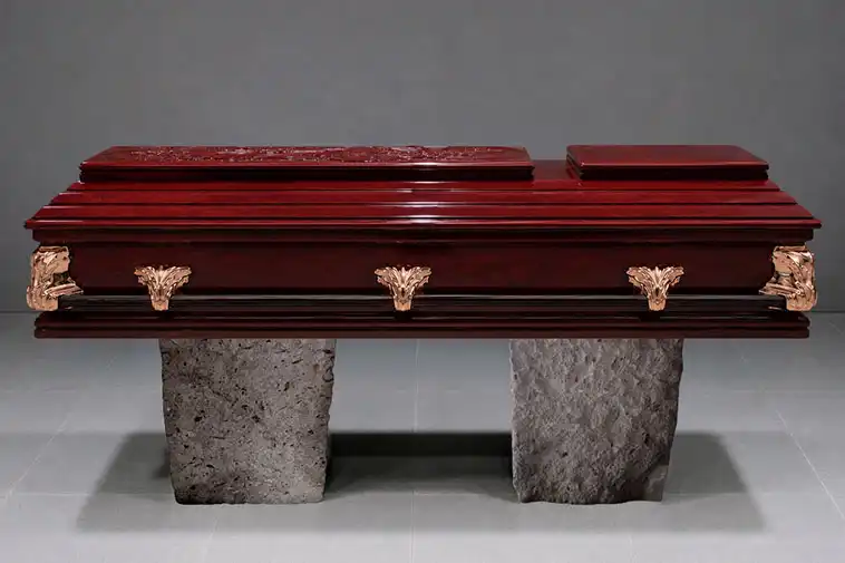 Ataúd de madera de lujo con asas de metal.