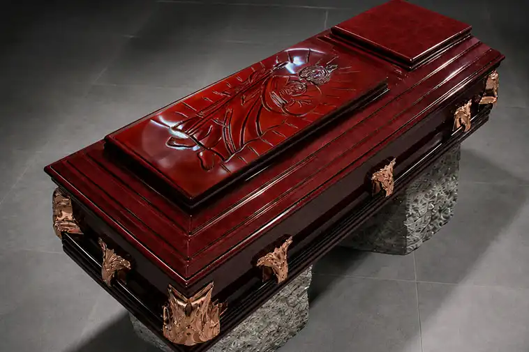 Ataúd de madera de lujo con asas de metal; lleva grabado en la cubierta una figura religiosa. Es usado para homenajes de despedida en la Funeraria Valparaíso en Toluca y Metepec.