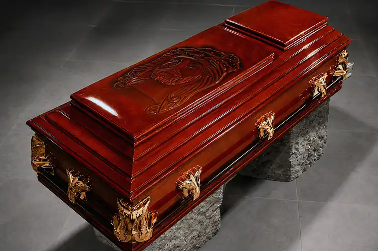 Ataúd de madera de lujo con asas de metal; lleva grabado en la cubierta una figura religiosa. Es usado para homenajes de despedida en la Funeraria Valparaíso, ubicada en Toluca.