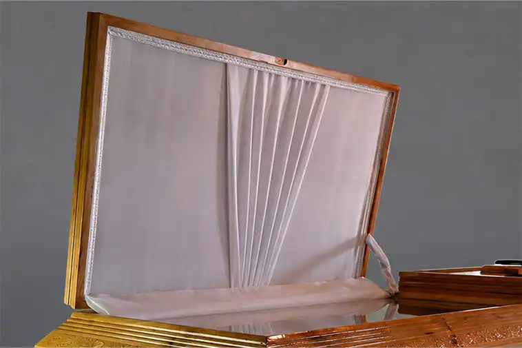 Interior de ataúd con recubrimiento de tela blanca y acabado acolchado, utilizado en homenajes de despedida del servicio Preferente.