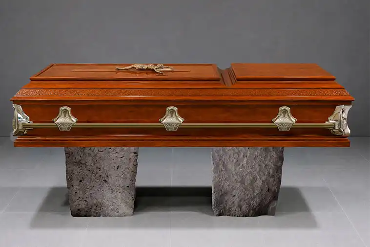 Vista lateral de ataúd de madera con acabado elegante y manijas de metal, incluido en el servicio funerario Preferente de Funeraria Valparaíso.