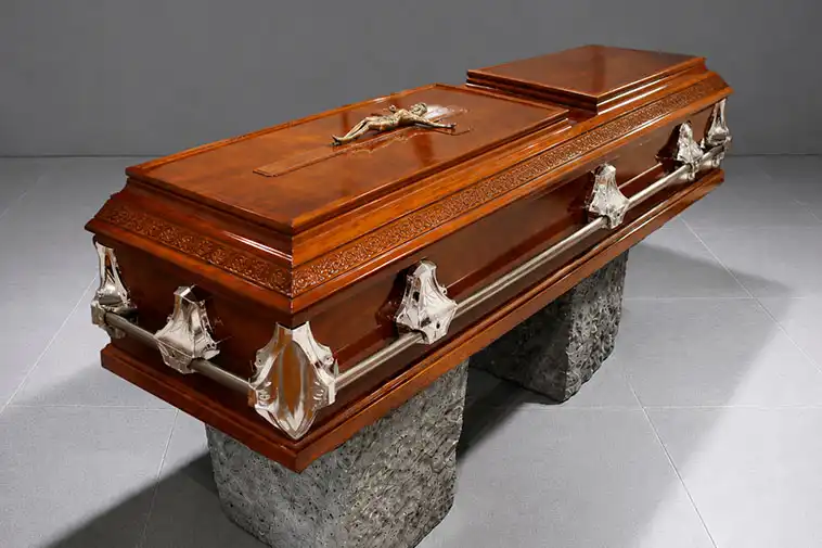 Ataúd de madera con acabado brillante y herrajes metálicos con Configura religiosa desmontable, modelo utilizado para homenajes de despedida en el servicio Preferente de Funeraria Valparaíso en Toluca.