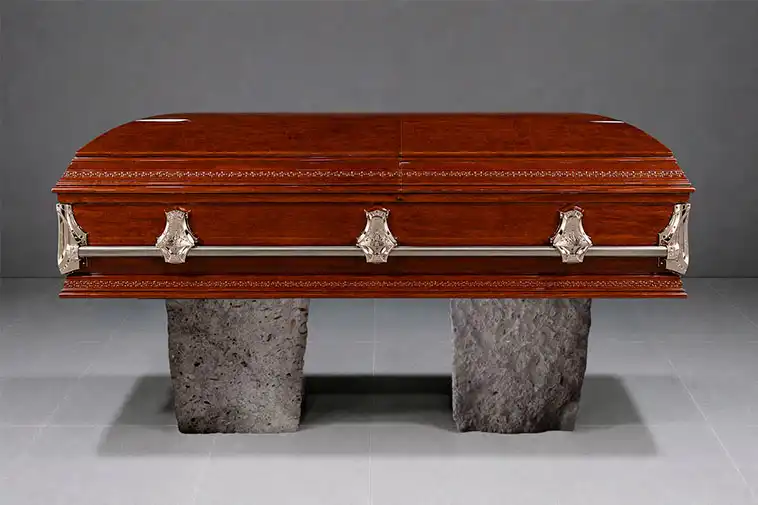 Vista lateral de ataúd Premium de madera con acabado elegante y manijas metálicas, incluido en servicios funerarios de alta gama.