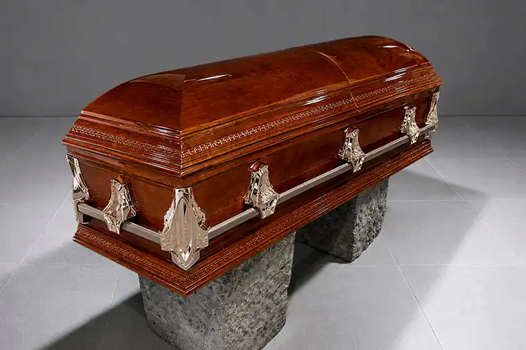 Ataúd Premium de madera con tapa curva, acabado brillante y herrajes metálicos, utilizado para homenajes de despedida en Funeraria Valparaíso.