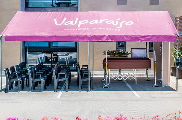 Capilla móvil con toldo y sillas para ceremonias de despedida a domicilio.