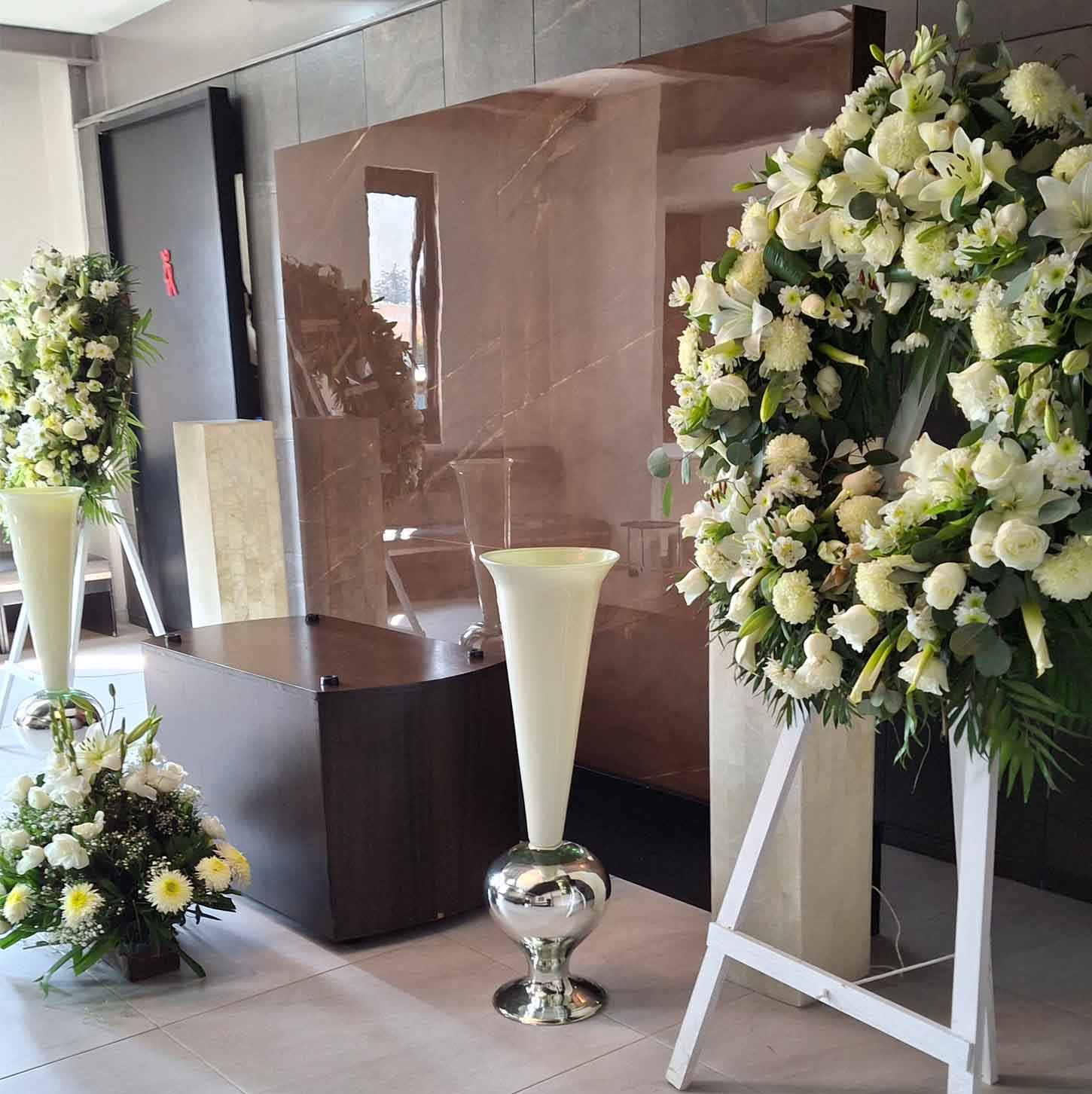 Sala de ceremonias de la funeraria Valparaíso, con adornos florales.