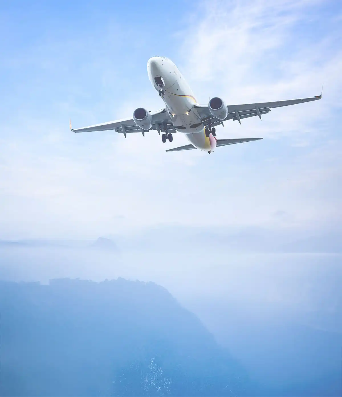 Avión volando a través de un inmenso cielo azul.