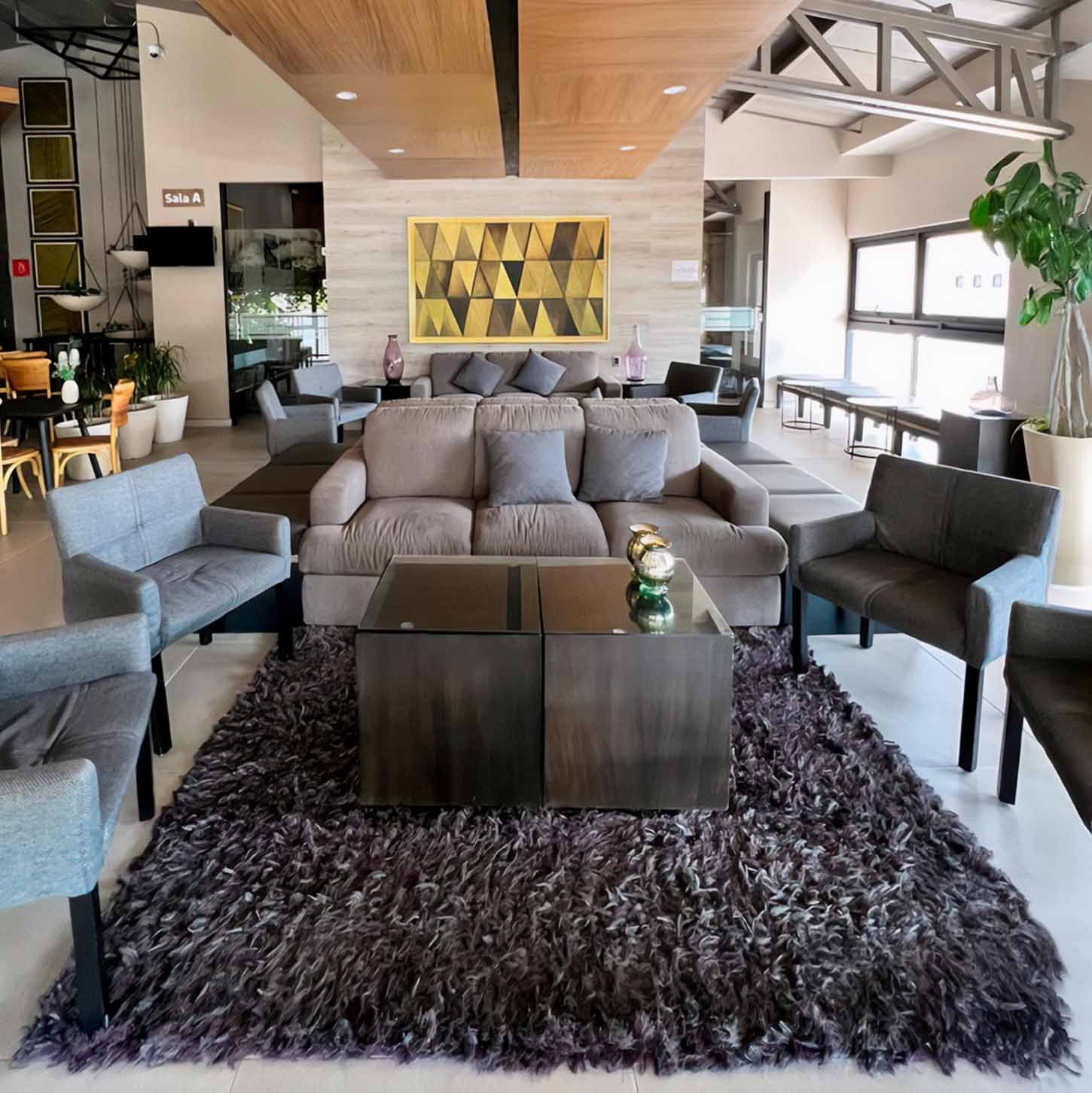 Interior de servicios funerales Valparaíso; el área es una de las salas de espera, la cual tiene una arquitectura moderna y amueblada lujosamente.