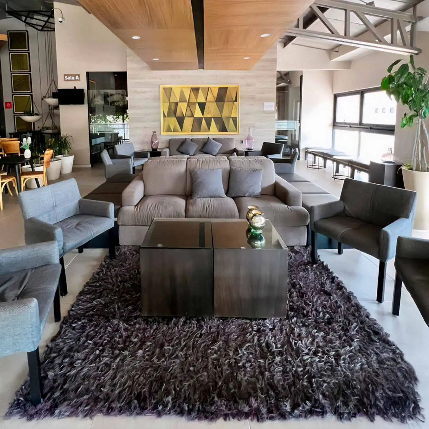 Interior de servicios funerales Valparaíso; el área es una de las salas de espera, la cual tiene una arquitectura moderna y amueblada lujosamente.