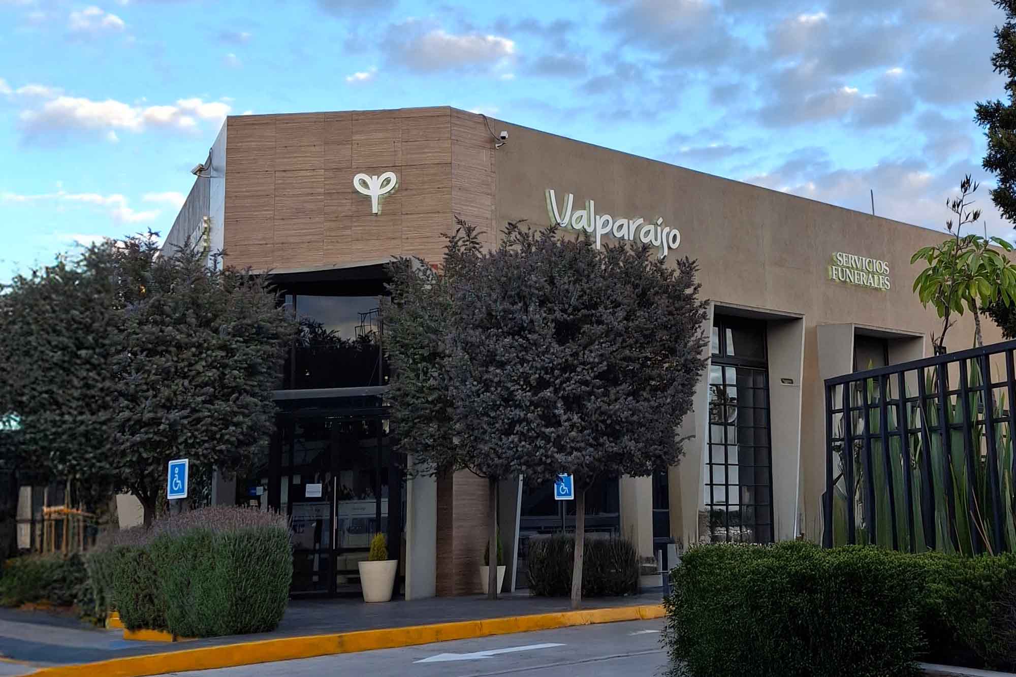Fachada de servicios funerales Valparaíso la cual tiene  una arquitectura moderna y jardineras en el exterior.