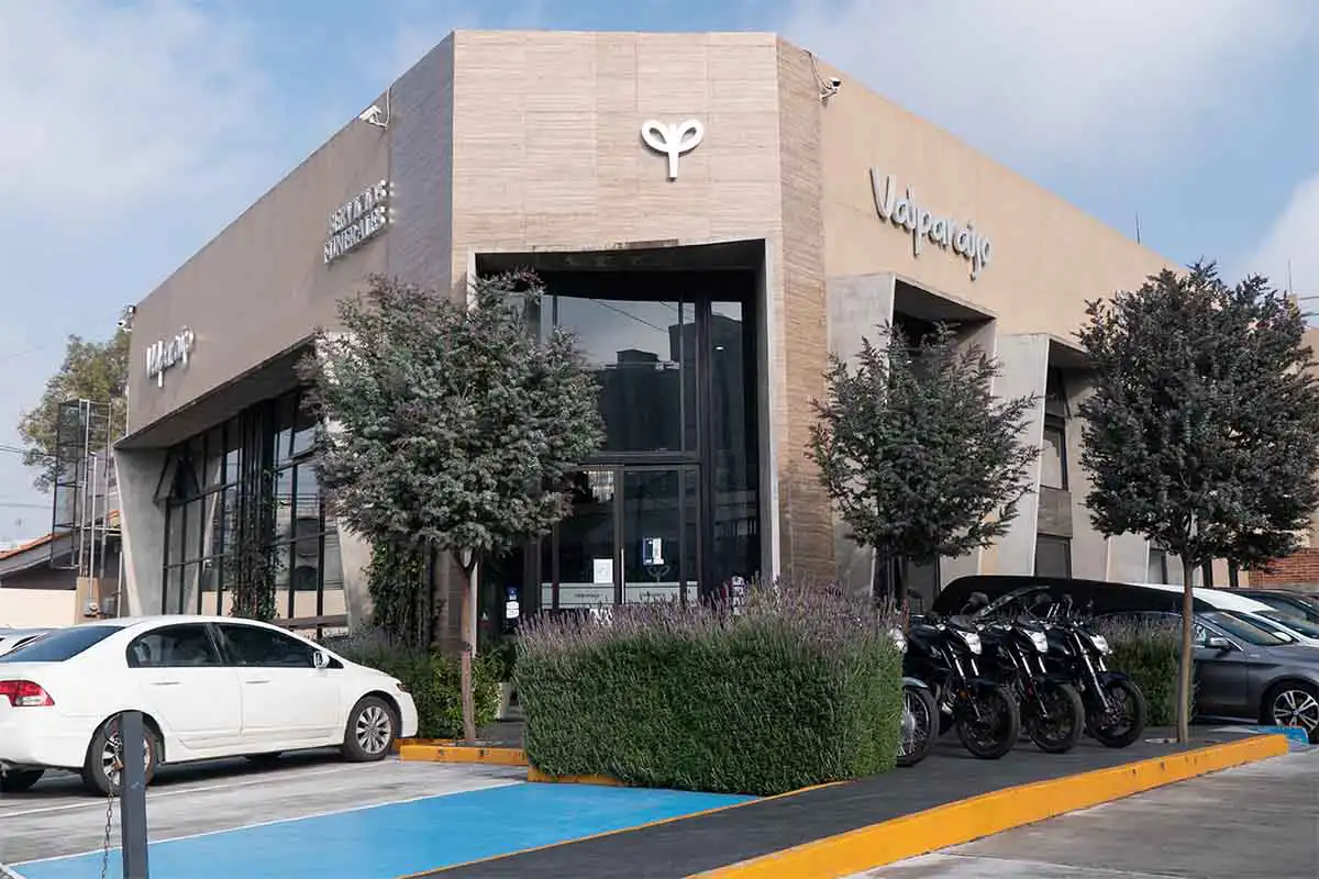 Fachada de servicios funerales Valparaíso la cual tiene  una arquitectura moderna y jardineras en el exterior.