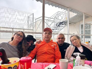 Imágenes para rendir homenaje a persona finada, estas pueden variar en su contenido.