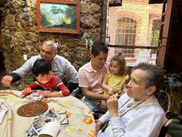 Imágenes para rendir homenaje a persona finada, estas pueden variar en su contenido.