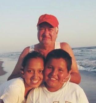 Imágenes para rendir homenaje a persona finada, estas pueden variar en su contenido.