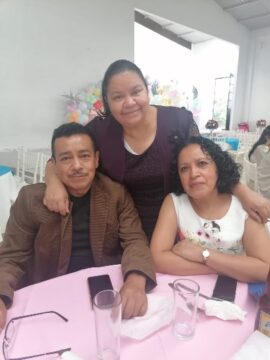 Imágenes para rendir homenaje a persona finada, estas pueden variar en su contenido.