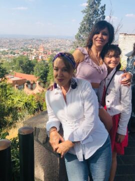 Imágenes para rendir homenaje a persona finada, estas pueden variar en su contenido.