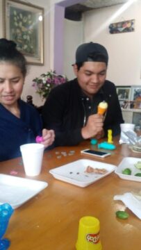 Imágenes para rendir homenaje a persona finada, estas pueden variar en su contenido.