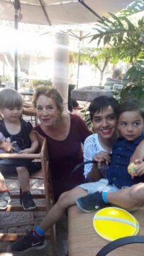 Imágenes para rendir homenaje a persona finada, estas pueden variar en su contenido.