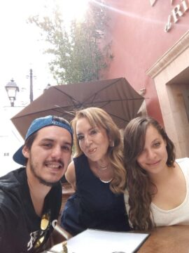 Imágenes para rendir homenaje a persona finada, estas pueden variar en su contenido.